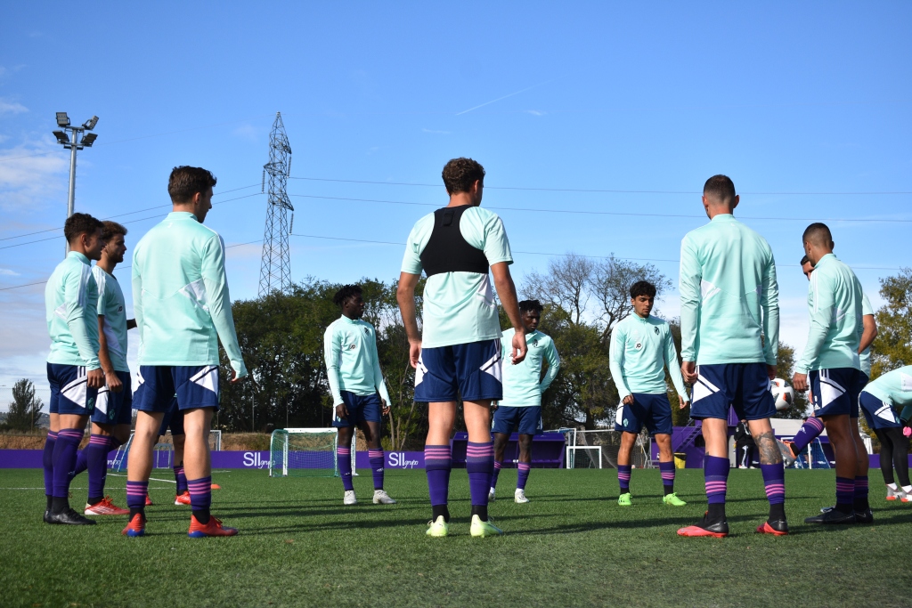 Varios jugadores del Real Valladolid Promesas se sitúan en el campo anexo al José Zorrilla (Estadio) mientras entrenan 