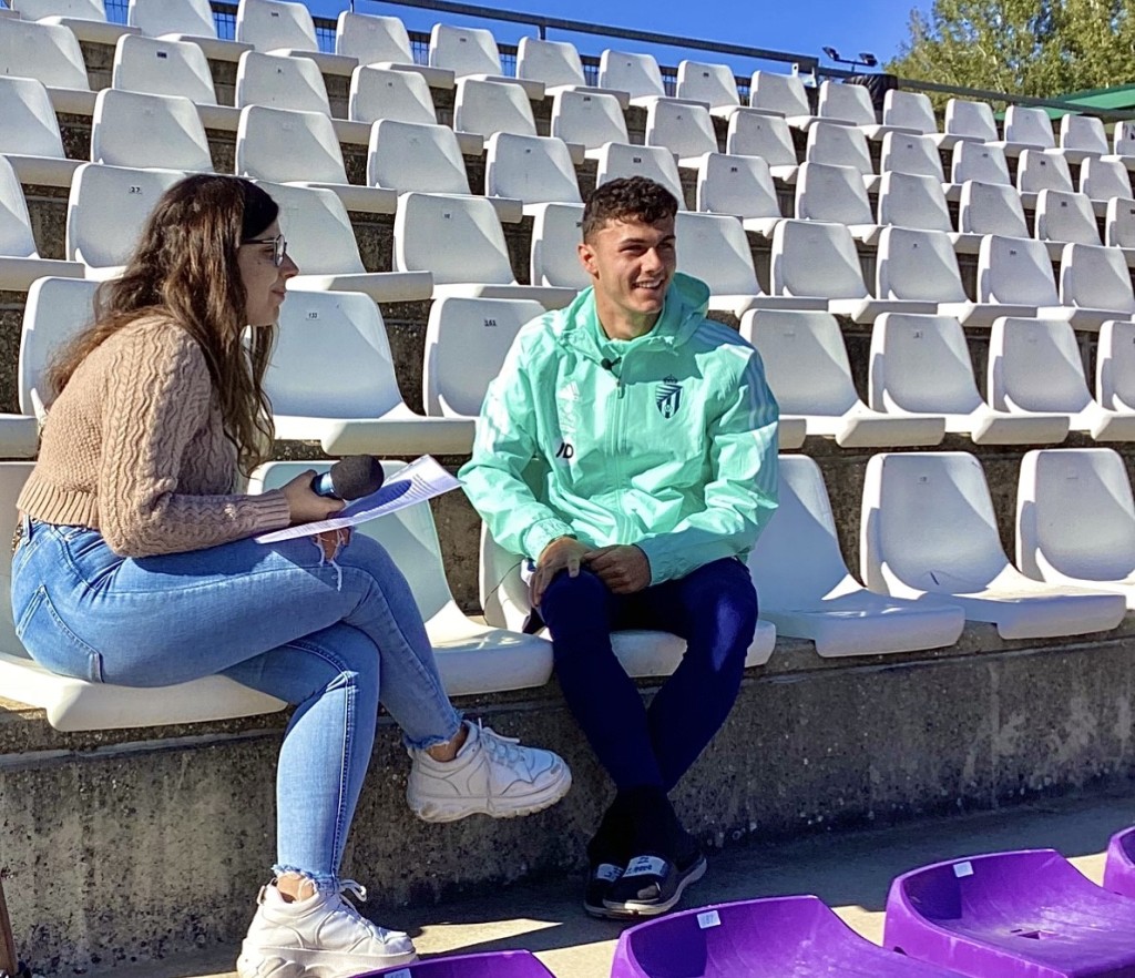 Alba Guerra, estudiante de periodismo a la izquierda, e Iker Pérez, lateral derecho del Real Valladolid Promesas mantienen una conversación entrevista con carácter amistoso. 